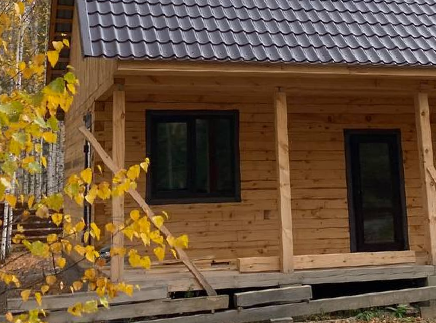 Остекление загородного дома поворотно-откидными окнами